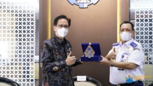 Penyerahan tanda mata dari Kepala Balitbanghub Umar Aris (kanan) kepada Rektor ITS Prof Dr Ir Mochamad Ashari MEng atas kerja sama yang terjalin