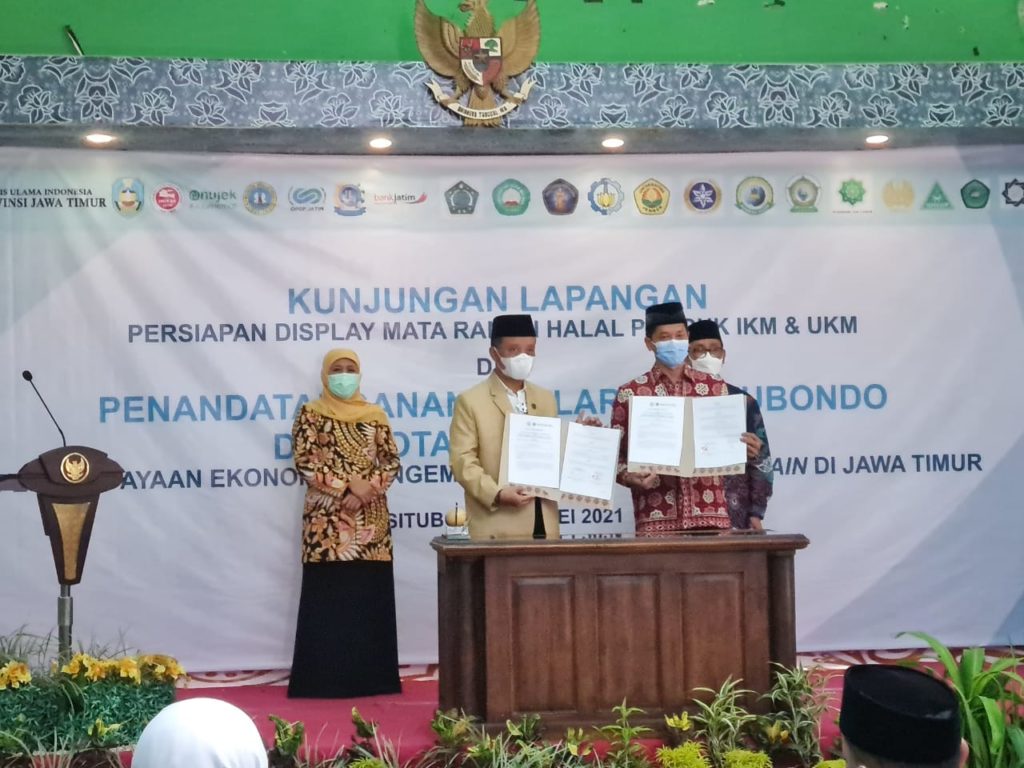 Penandatanganan MoU oleh Wakil Rektor IV ITS Bambang Pramujati ST MScEng PhD (depan kanan) dengan KPEU MUI Jatim didampingi Gubernur Jatim dan Ketua MUI Jatim