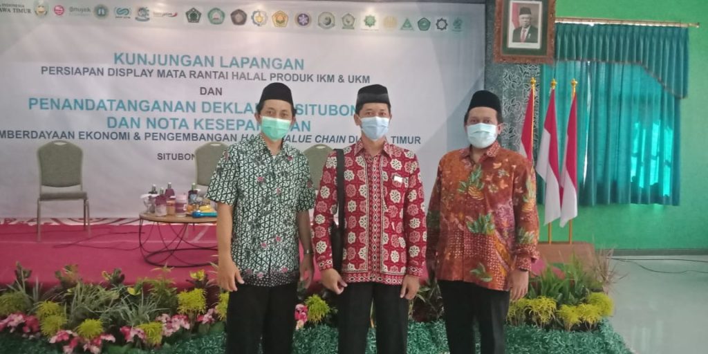 (dari kiri) Prof Setiyo Gunawan ST PhD, Bambang Pramujati ST MScEng PhD, dan Agus Muhamad Hatta ST MSi PhD sebagai utusan dari ITS dalam penandatanganan MoU