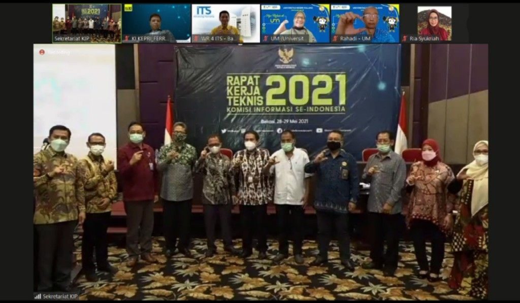 Foto bersama usai penandatanganan MoU antara KIP dengan delapan PTN di Indonesia