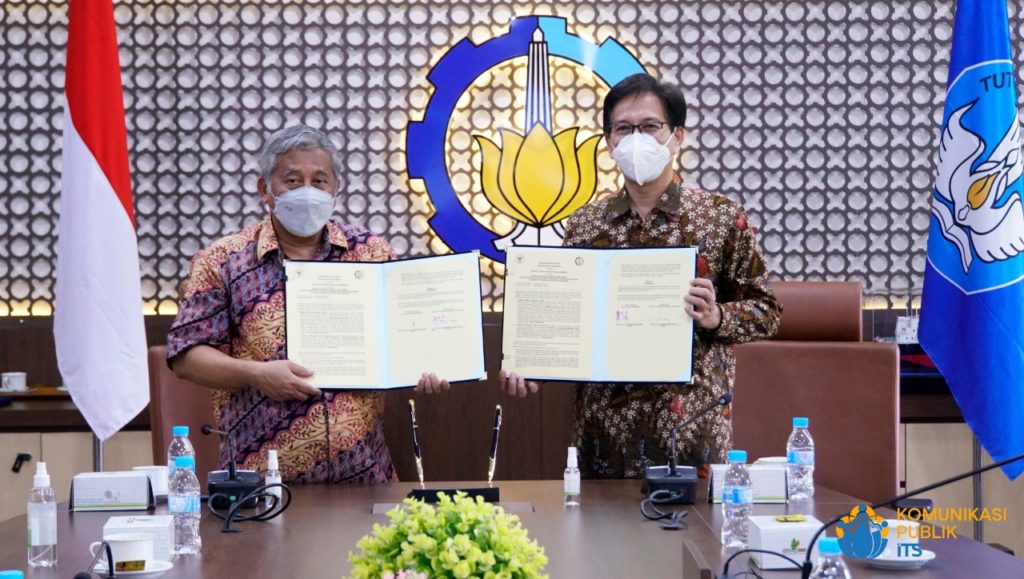 Rektor ITS Prof Dr Ir Mochamad Ashari M Eng (kanan) dan Ketua Badan Pelaksana BWI Prof Dr Ir Muhammad Nuh DEA menunjukkan nota kesepahaman yang telah ditandatangani