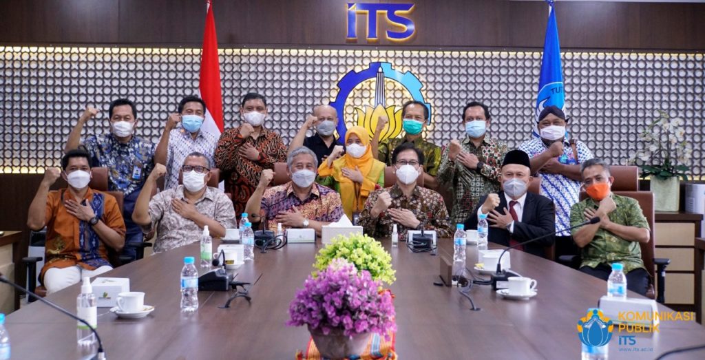 Sesi foto bersama di penghujung acara dengan undangan yang hadir dalam acara penandatanganan nota kesepahaman (MoU) antara ITS dengan Badan Wakaf Indonesia