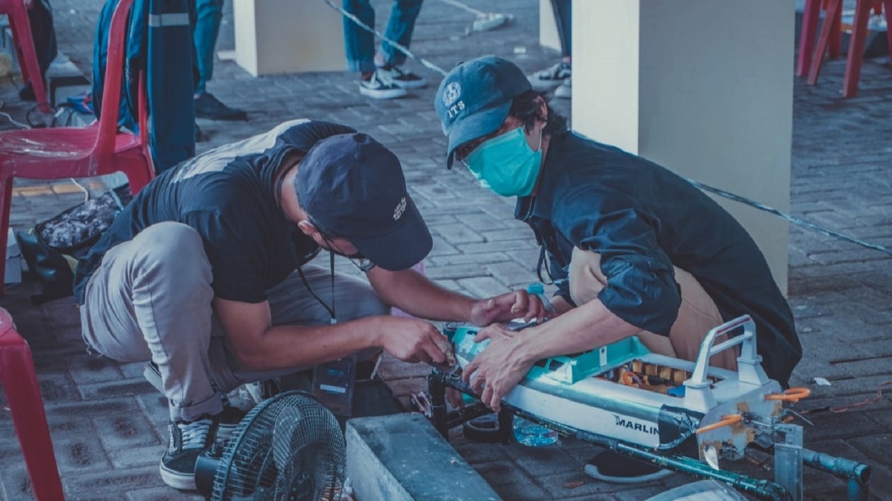 Tim Barunastra ITS saat sedang mempersiapkan kapal sebelum race