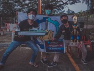 (dari kiri) Muhammad Aulia Fadlurrahman Santiung, Halen Dinata Atmaja, dan Azayaka Emeraldi Indaryo usai penyerahan Juara 1 Boat Race Competition COMET 2.0
