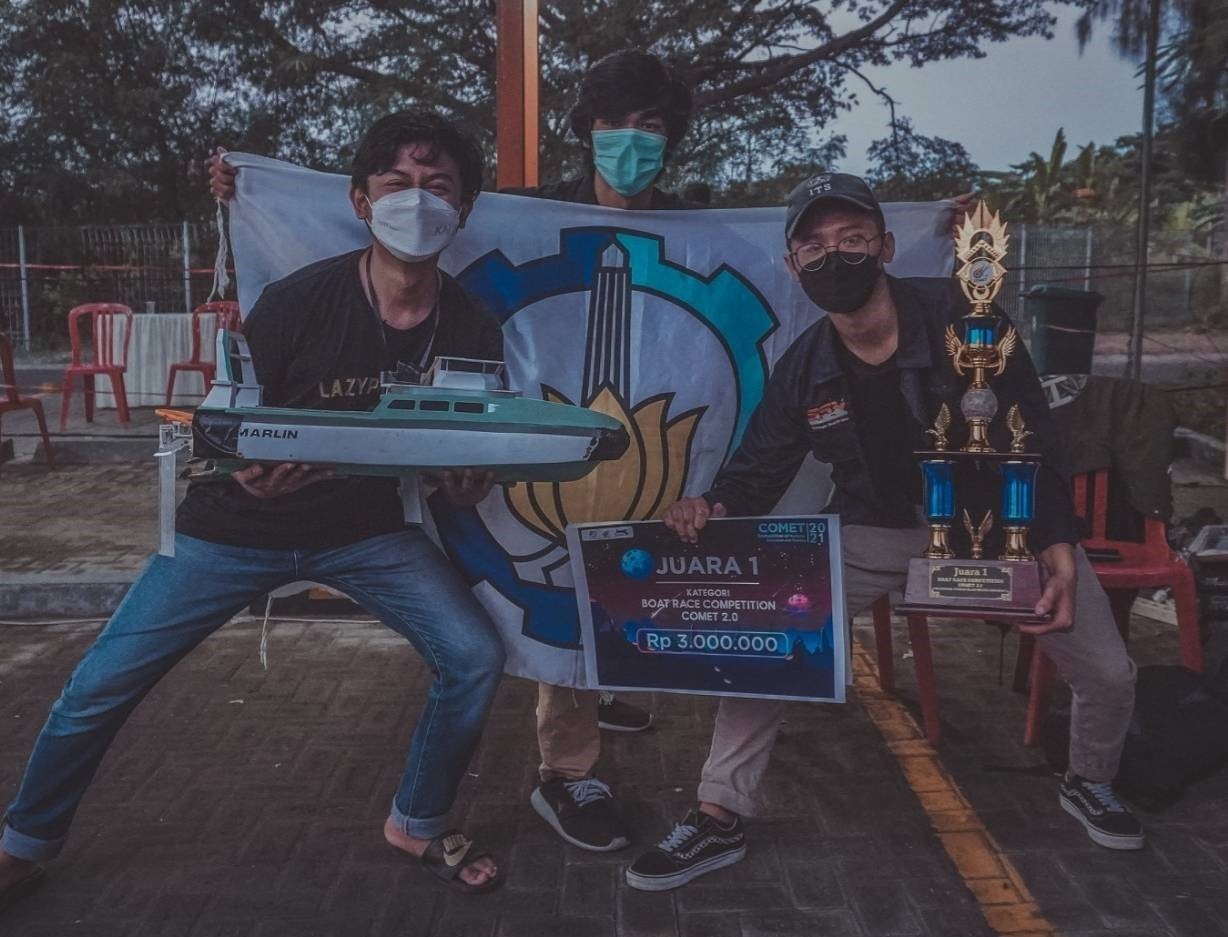 (dari kiri) Muhammad Aulia Fadlurrahman Santiung, Halen Dinata Atmaja, dan Azayaka Emeraldi Indaryo usai penyerahan Juara 1 Boat Race Competition COMET 2.0