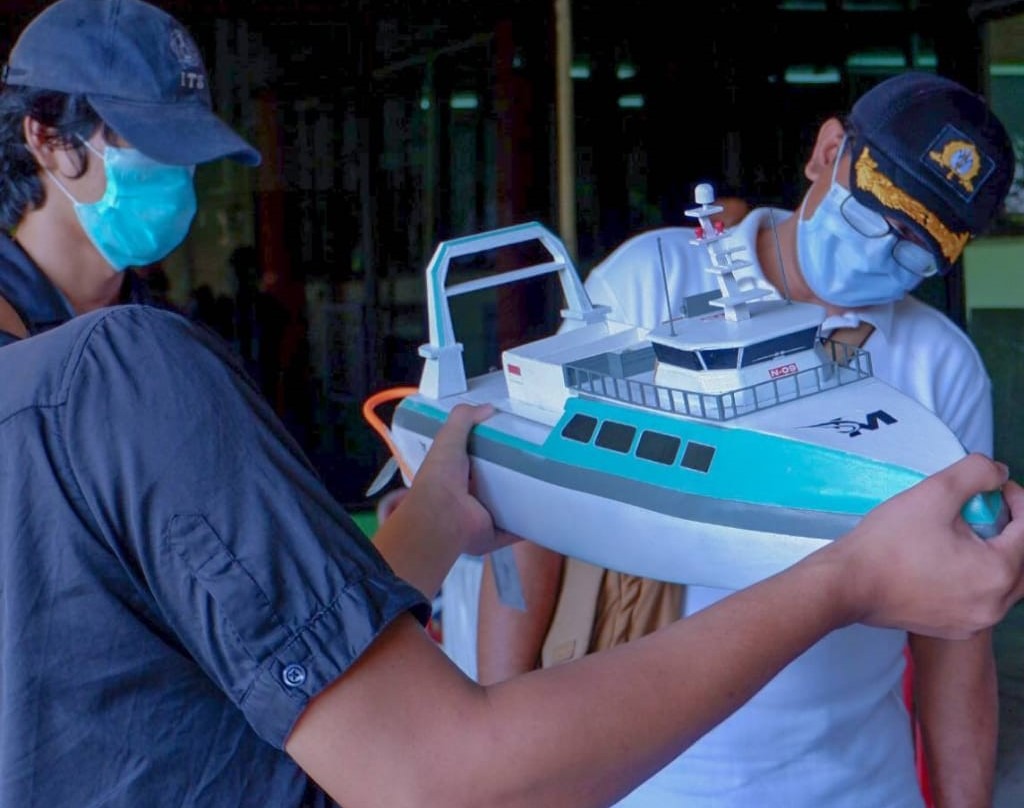 (dari kiri) Muhammad Aulia Fadhlurrahman dan Halen Dinata saat mempersiapkan kapal Marlin gagasan Tim Barunastra ITS untuk diuji coba