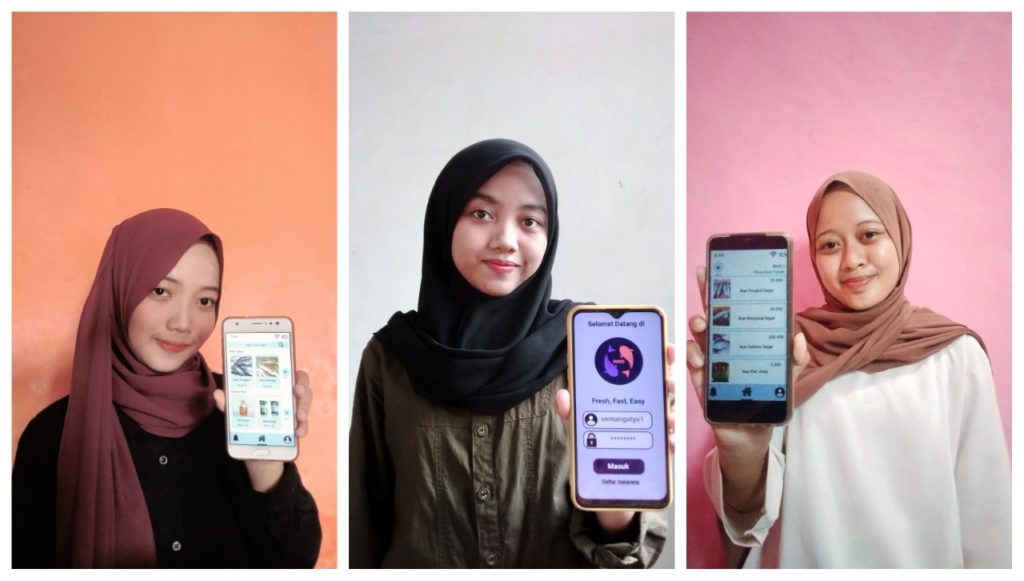 (dari kiri) Intan Mey Setyaningrum, Fadhila Rosyidatul 'Arifah, dan Sri Irna Solihatun Ummah menunjukkan aplikasi INEO yang digagasnya