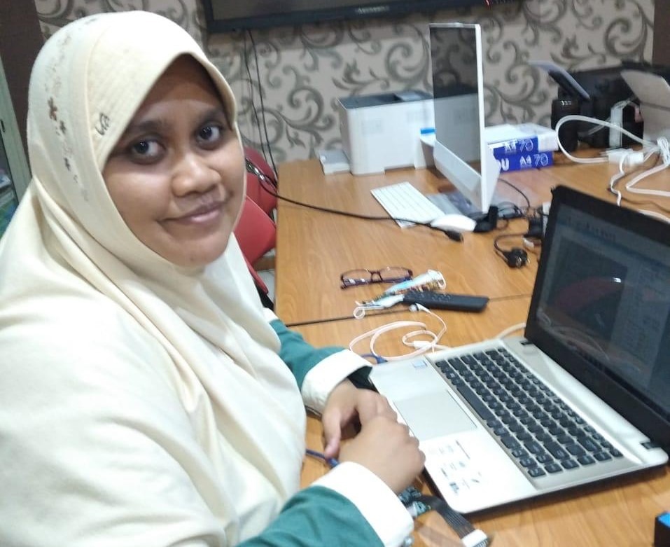 Ika Puspita ST MSc, mahasiswa S-3 Teknik Fisika ITS yang melakukan penelitian untuk mengembangkan sensor serat optik pendeteksi kandungan babi