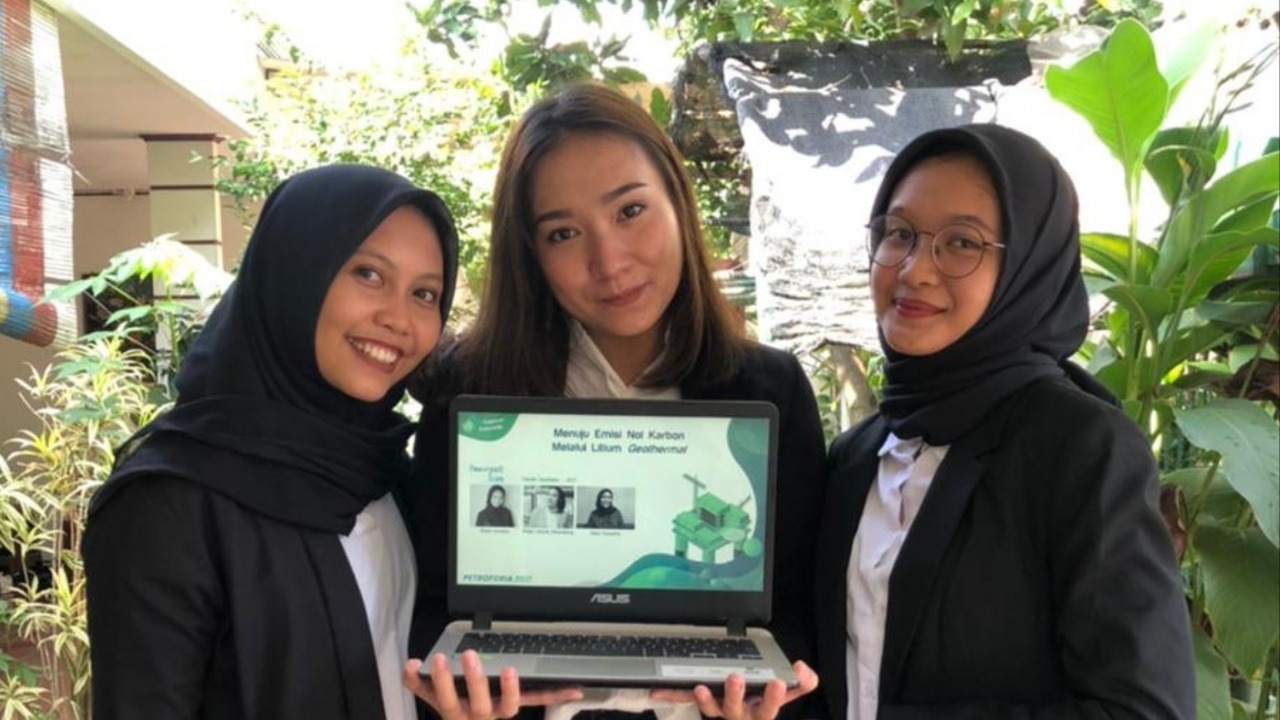 (dari kiri) Dina Yulianita, Hilda Liliana Sihombing, dan Rizka Amelia memamerkan hasil gagasannya berupa ekstraksi langsung lithium dari geothermal brine di Indonesia