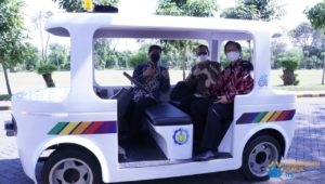 Dirjen Dikti Prof Ir Nizam MSc DIC PhD IPU ASEAN Eng (tengah) naik i-Car bersama Rektor ITS Prof Dr Ir Mochamad Ashari M Eng dan Warek IV ITS Bambang Pramujati ST MScEng PhD