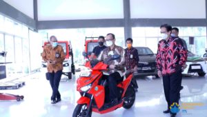 Dirjen Dikti Prof Ir Nizam MSc DIC PhD IPU ASEAN Eng menjajal sepeda motor listrik GESITS, karya sivitas akademika ITS