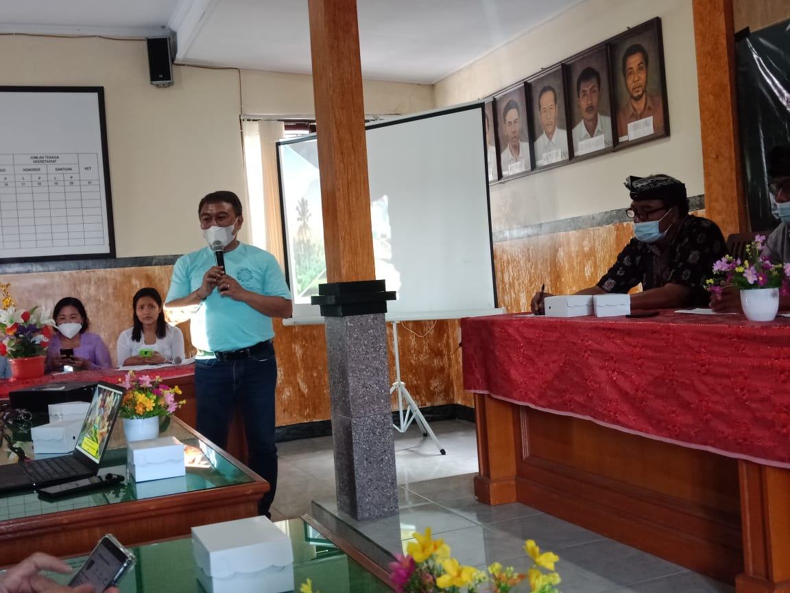 Prof Dr Ketut Buda Artana ST MSc (pegang mic) dalam kegiatan pembukaan KKN Abmas di Desa Tihingan, Kecamatan Banjarangkan, Kabupaten Klungkung, Bali