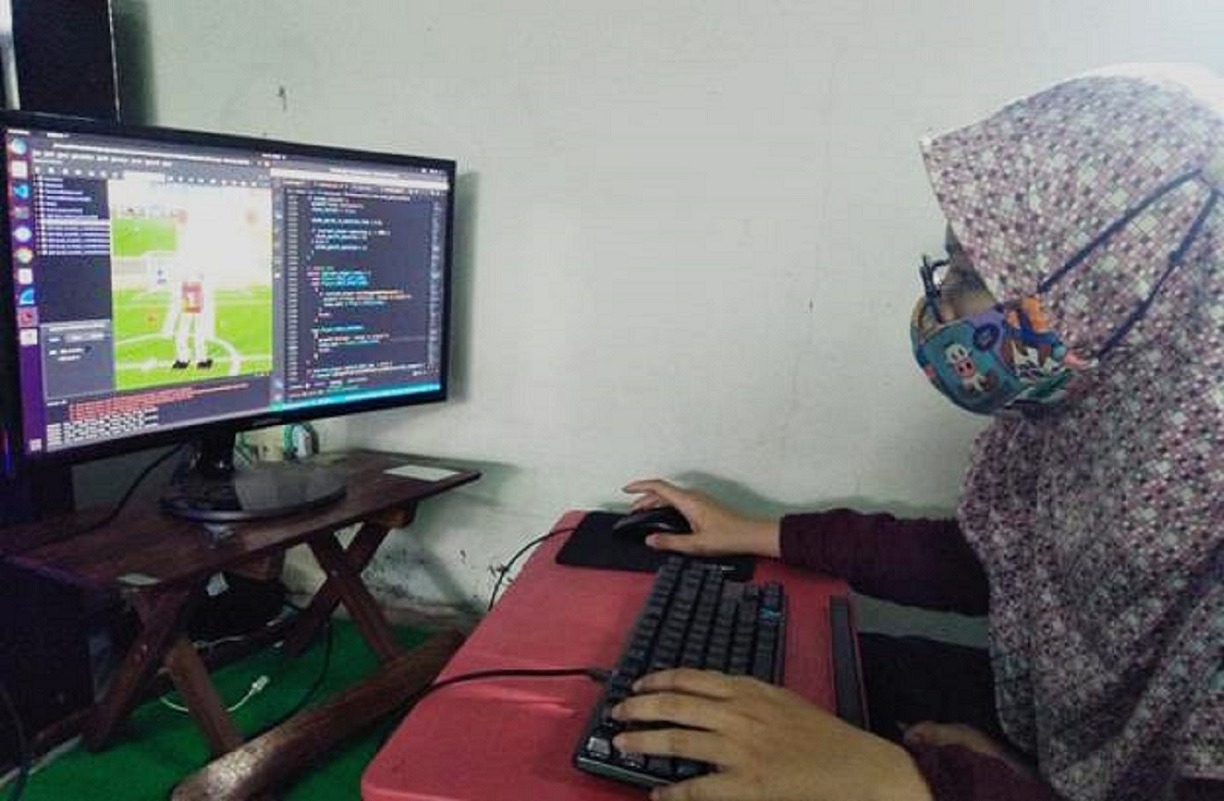 Salah satu anggota Tim Ichiro ITS saat mempersiapkan program untuk lomba kategori Humanoid Soccer League, RoboCup 2021 Worldwide yang diadakan secara virtual