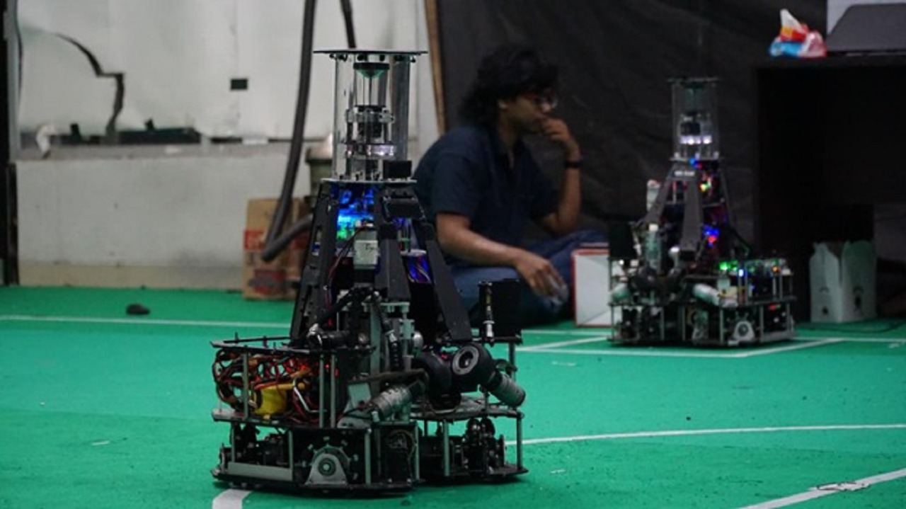 Tim IRIS ITS mempersiapkan dan mengecek kondisi robotnya yang siap berlaga di kategori Middle-Size League, RoboCup 2021 Worldwide