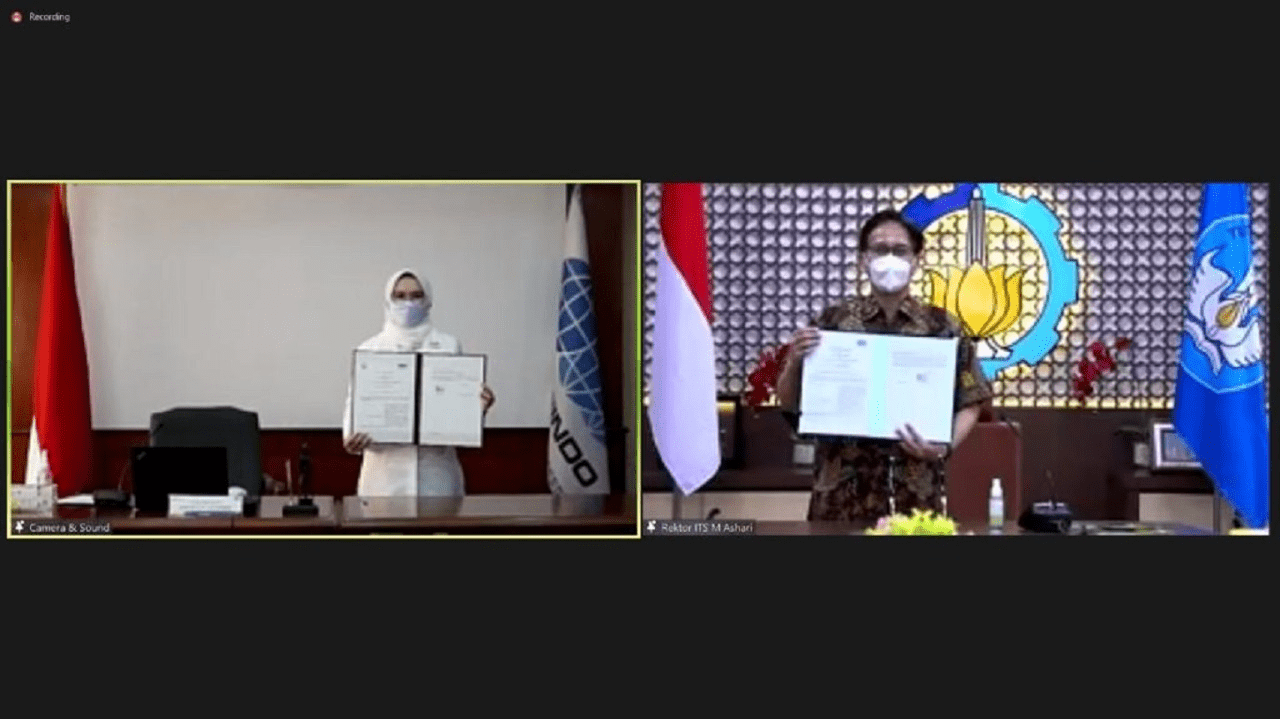 Commercial Director I of PT Sucofindo (Persero) Herliana Dewi (left) and ITS Rector Prof Dr Ir Mochamad Ashari MEng (right) showing the Memorandum of Understanding (MoU)