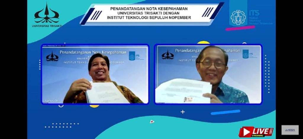 Rektor ITS Prof Dr Ir Mochamad Ashari MEng (frame kiri) dan Rektor Universitas Trisakti Prof Dr Ir Kadarsah Suryadi DEA (frame kanan) menunjukkan nota kesepahaman usai ditandatangani