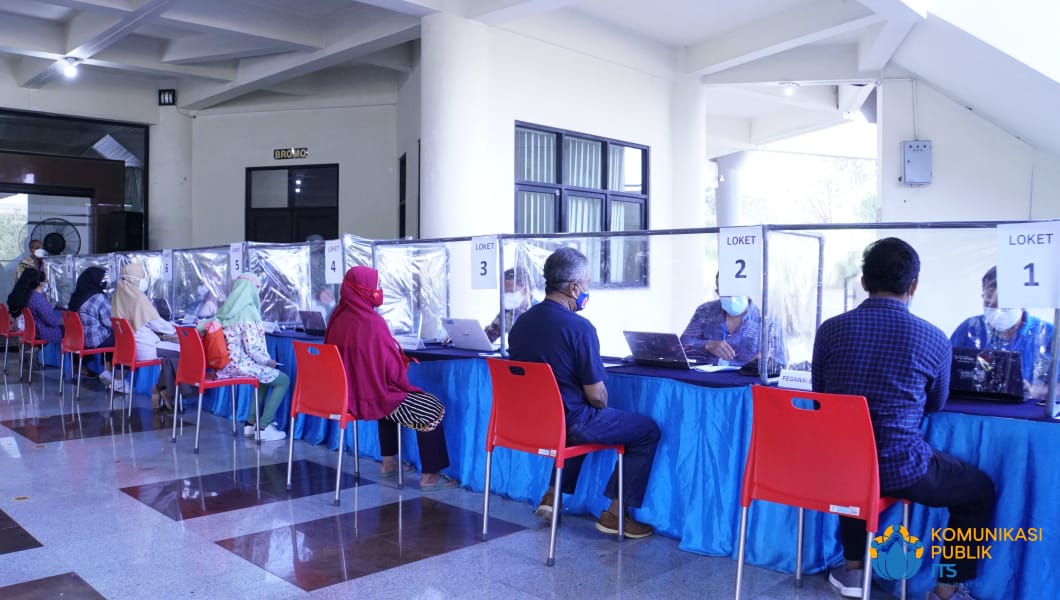 Vaccination participants at ITS who are undergoing a complete documents checking