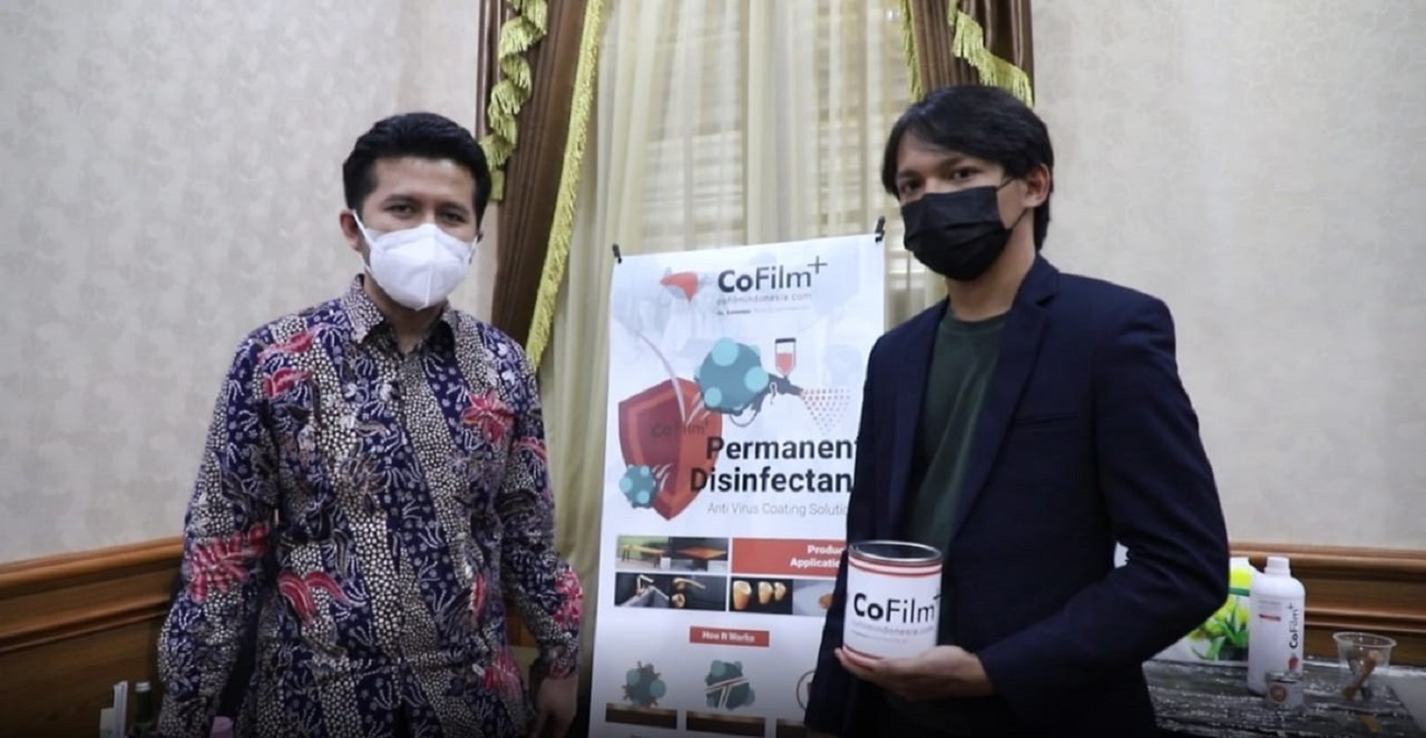 Ketua tim proyek CoFilm ITS Royyan Wafi (kanan) bersama Wakil Gubernur Jawa Timur Emil Elestianto Dardak