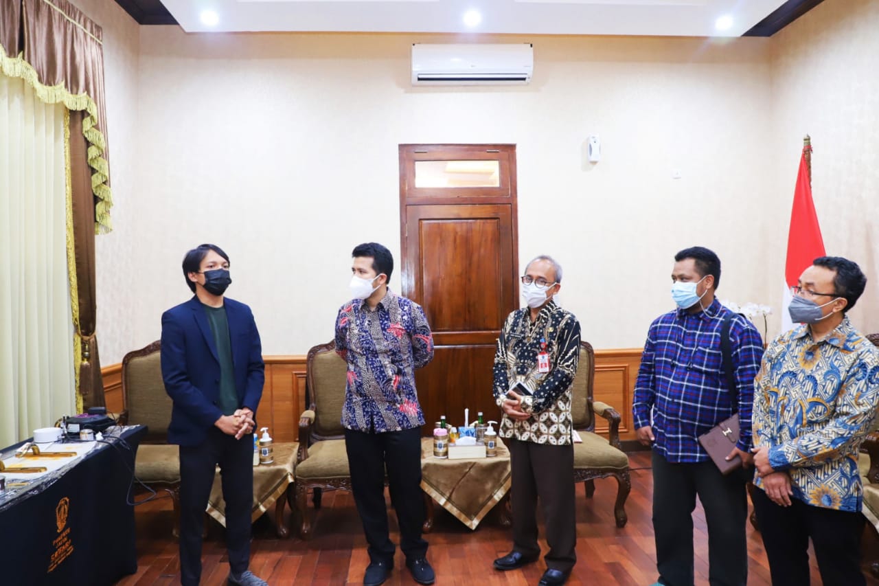 (dari kiri) Tim CoFilm Royyan Wafi, Wagub Jatim Emil Elestianto Dardak, Kepala Balitbang Provinsi Jatim Anom Surahno, Tim CoFilm Nuryadi, dan Tim CoFilm Agung Purniawan