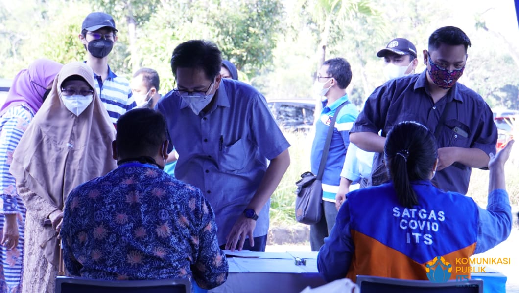 ITS Rector Prof Dr Ir Mochamad Ashari MEng (standing in the middle) and his family when filling out registration form as participants for the first dose of vaccination at ITS