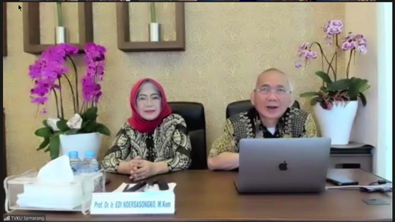 (dari kiri) Ketua Yayasan Udinus Tri Rustanti Noersasongko SE MM dan Rektor Udinus Prof Dr Ir Edi Noersasongko MKom sedang menyampaikan sambutan secara virtual