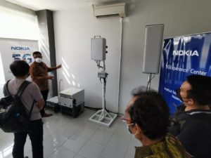 Danabalan (sedang menjelaskan) dan tim dari ITS saat meninjau ruang Center of Experience ITS