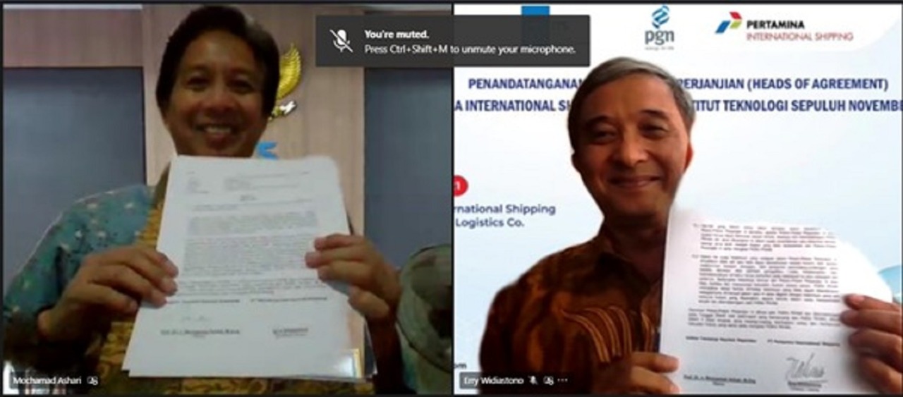 Rektor ITS Prof Dr Ir Mochamad Ashari MEng (frame kiri) dan Direktur Utama PT Pertamina International Shipping Erry Widiasto saat menunjukkan naskah HoA usai ditandatangani