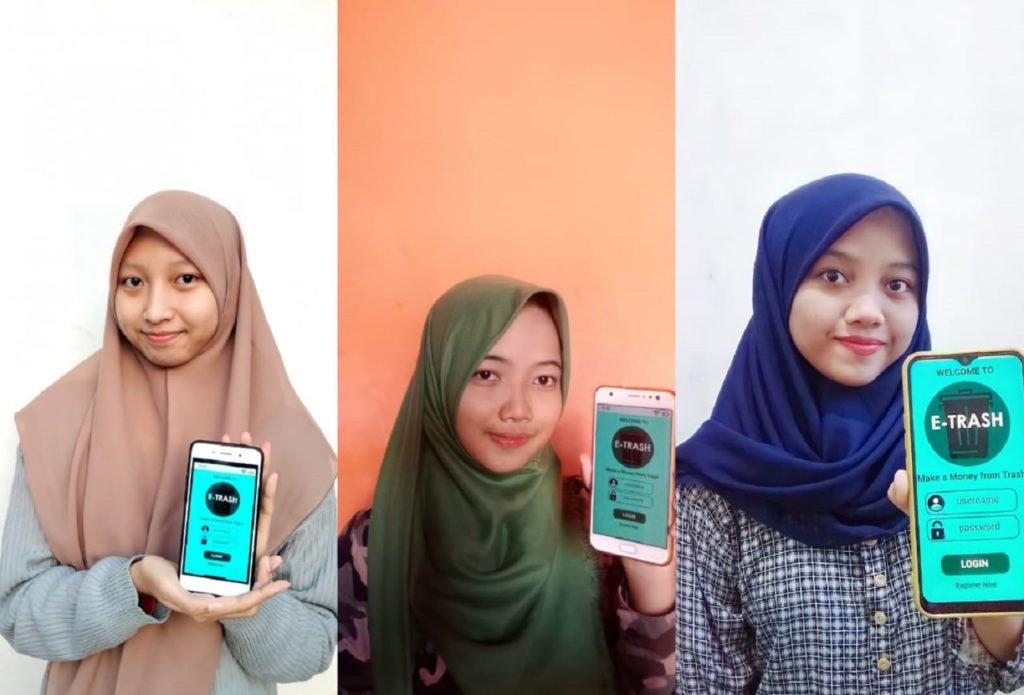(dari kiri) Latifatul Fajriyah, Intan Mey Setyaningrum, dan Fadhila Rosyidatul 'Arifah menunjukkan aplikasi E-Trash