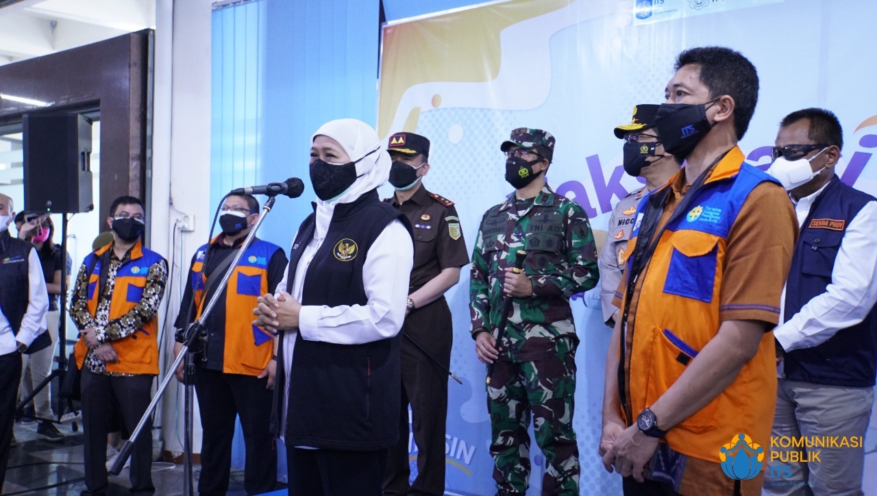 Gubernur Jatim Dra Hj Khofifah Indar Parawansa MSi didampingi Forkopimda Jatim memberikan sambutan dan apresiasinya dalam gelaran vaksinasi ITS di Graha Sepuluh Nopember ITS