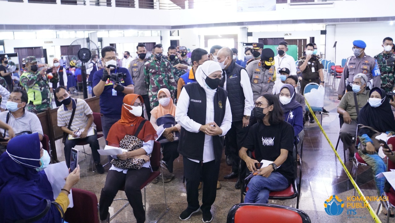 Gubernur Jatim Khofifah Indar Parawansa (berdiri depan) saat menyapa para peserta program vaksinasi ITS