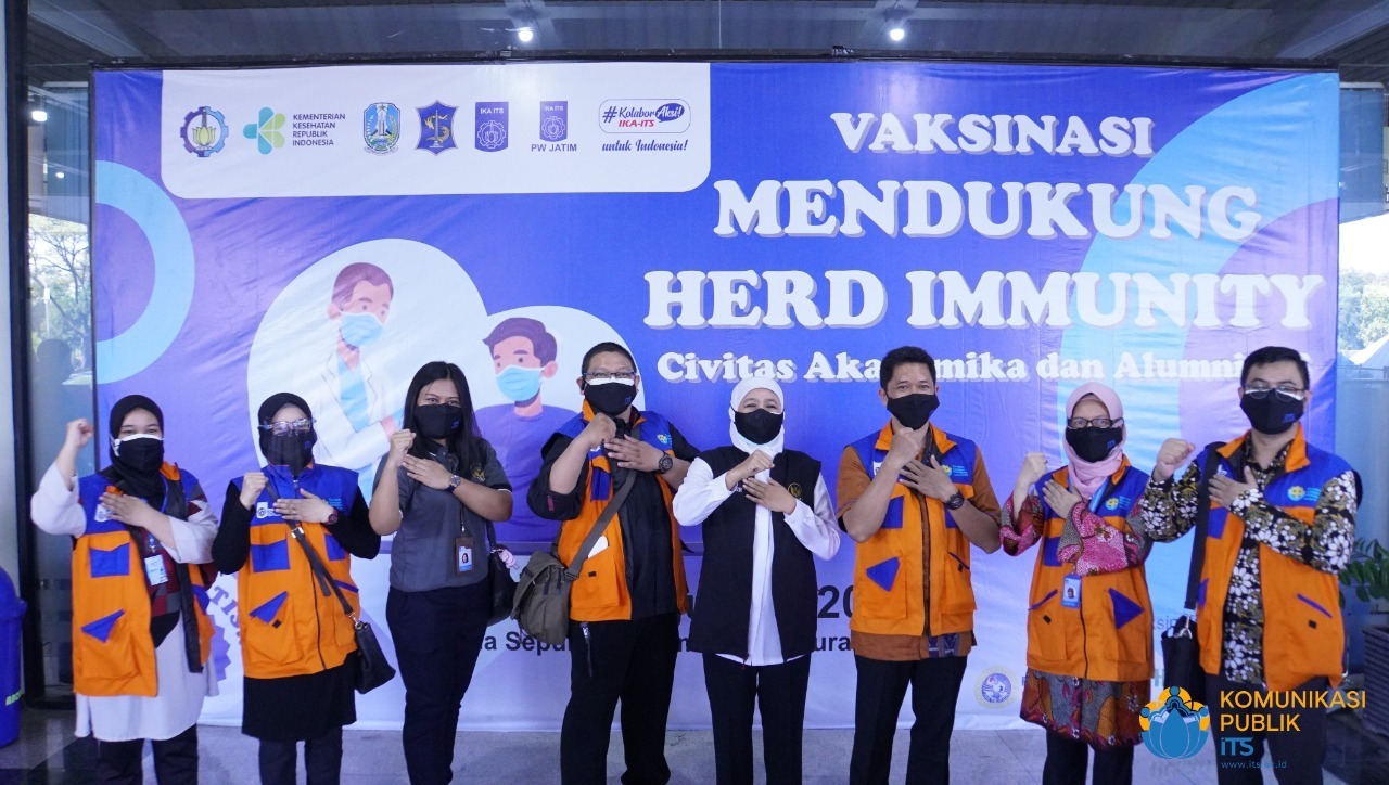 East Java Governor Khofifah Indar Parawansa (four from right) together with the leadership and team of the ITS Covid-19 Task Force