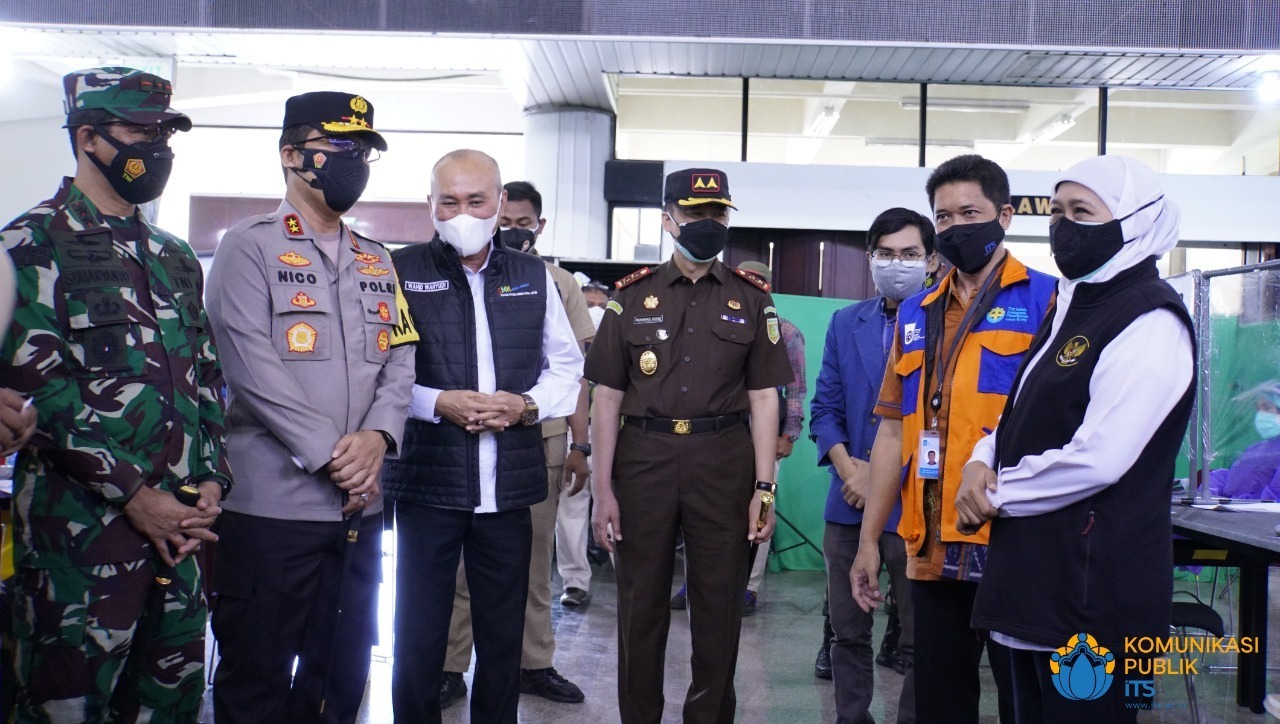 East Java Governor Khofifah Indar Parawansa (right) accompanied by ITS Vice Chancellor IV Bambang Pramujati (second from right) and East Java Forkopimda and IKA ITS representatives