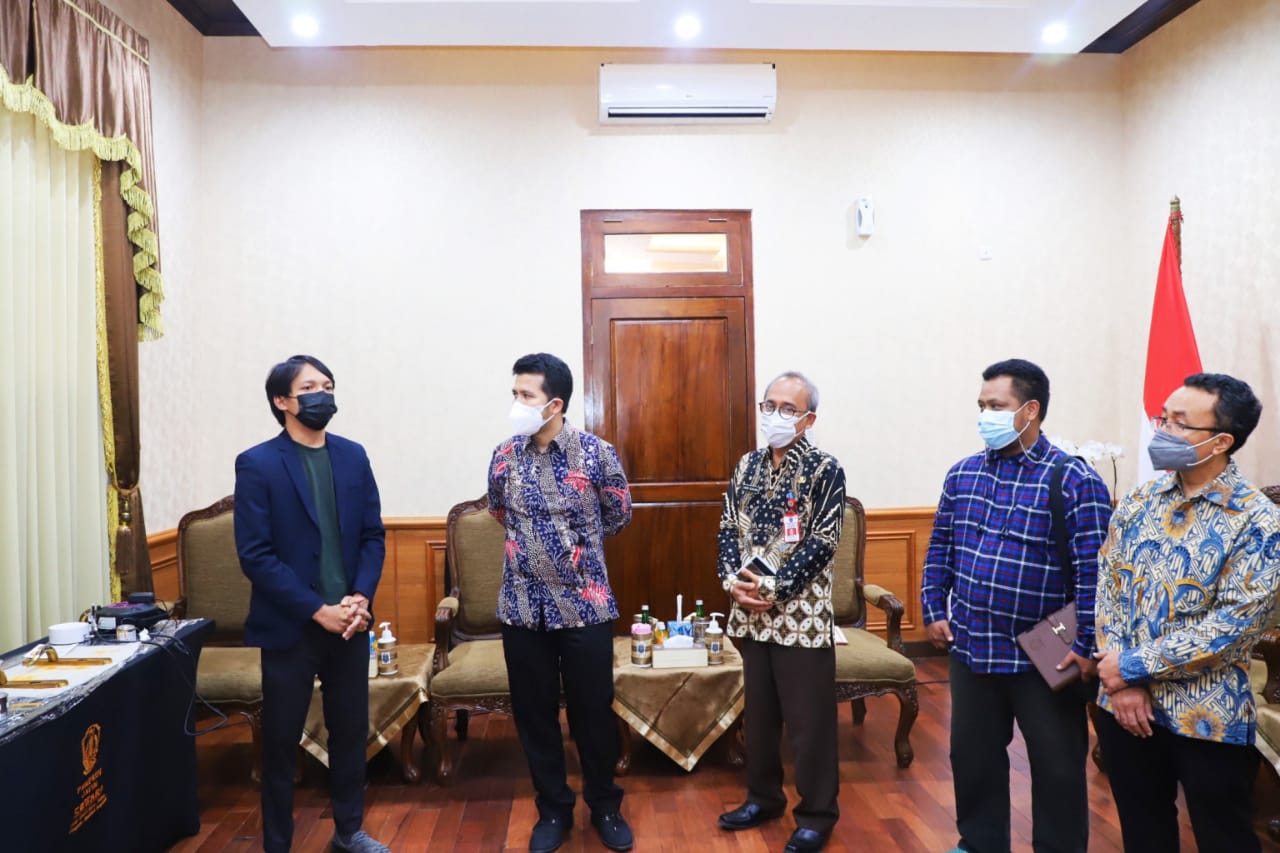 (from left) Royyan Wafi CoFilm Team, East Java Deputy Governor Emil Elestianto Dardak, East Java Province Research and Development Head Anom Surahno, Nuryadi CoFilm Team, and Agung Purniawan CoFilm Team