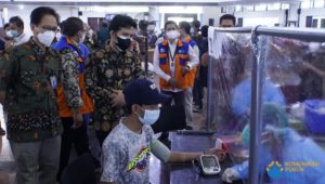 Deputy Governor of East Java (Vice Governor of East Java) Dr H Emil Elestianto Dardak BBus MSc accompanied by ITS Chancellor Prof Dr Ir Mochamad Ashari when directly reviewing the second day of the ITS vaccination process