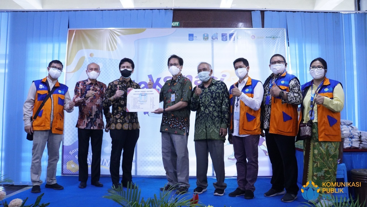 East Java Deputy Governor Dr H Emil Elestianto Dardak BBus MSc (three from left) symbolically handed over assistance to ITS Chancellor Prof Dr Ir Mochamad Ashari MEng (four from left)