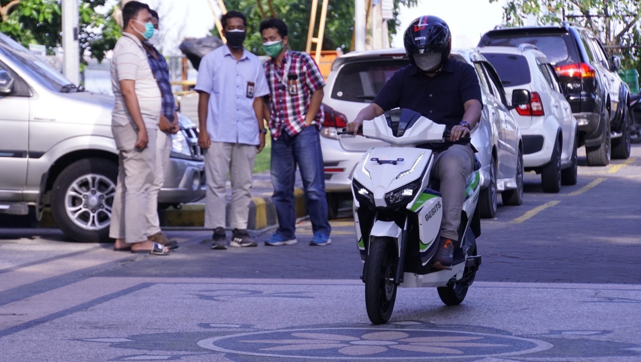Director of Finance, Human Resources, and General Affairs of PT Terminal Teluk Lamong, Wahyu Widodo, immediately tested GESITS after being handed over by ITS