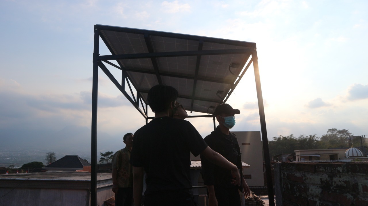 On-grid photovoltaic yang disusun paralel oleh Tim KKN Abmas ITS sebagai penyuplai energi bagi peternakan di Kecamatan Karangploso, Kabupaten Malang