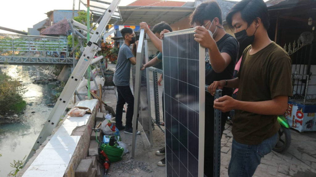 Proses perakitan alat Automatic Solar Hidroponik rancangan tim KKN Abmas ITS