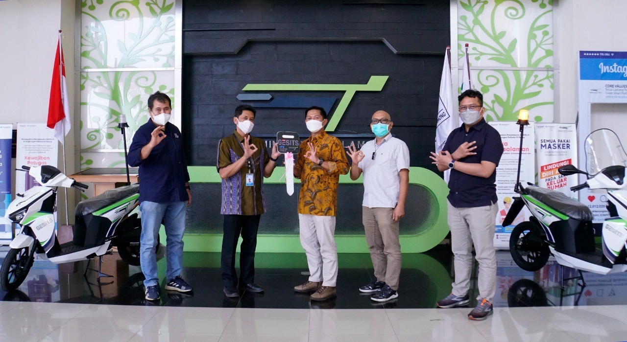 (from left) Director of PT ITS Tekno Sains Dr Ir I Ketut Gunarta, Vice Rector IV of ITS Bambang Pramujati ST MSc Eng PhD, President Director of PT Teluk Lamong Terminal Faruq Hidayat, Director of Operations and Engineering of Teluk Lamong Terminal Warsilan, and Director of Finance, HR, and General Terminal Teluk Lamong Wahyu Widodo