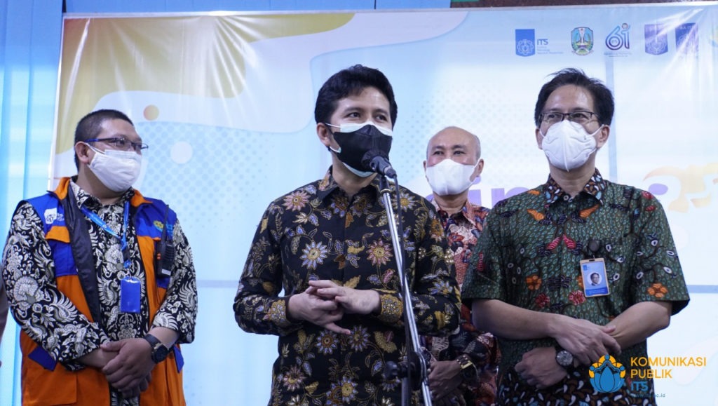 Wakil Gubernur Jawa Timur Dr H Emil Elestianto Dardak BBus MSc (tengah) memberikan sambutan saat meninjau pelaksanaan vaksinasi di Graha Sepuluh Nopember ITS