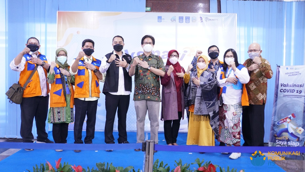 Wali Kota Surabaya Eri Cahyadi ST MT (empat dari kiri) bersama jajaran pimpinan ITS dan tim Satgas Covid-19 ITS