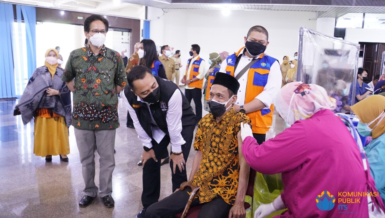 Wali Kota Surabaya Eri Cahyadi ST MT (membungkuk) bercengkerama dan bergurau dengan peserta vaksin lanjut usia (lansia) saat meninjau di Graha Sepuluh Nopember ITS