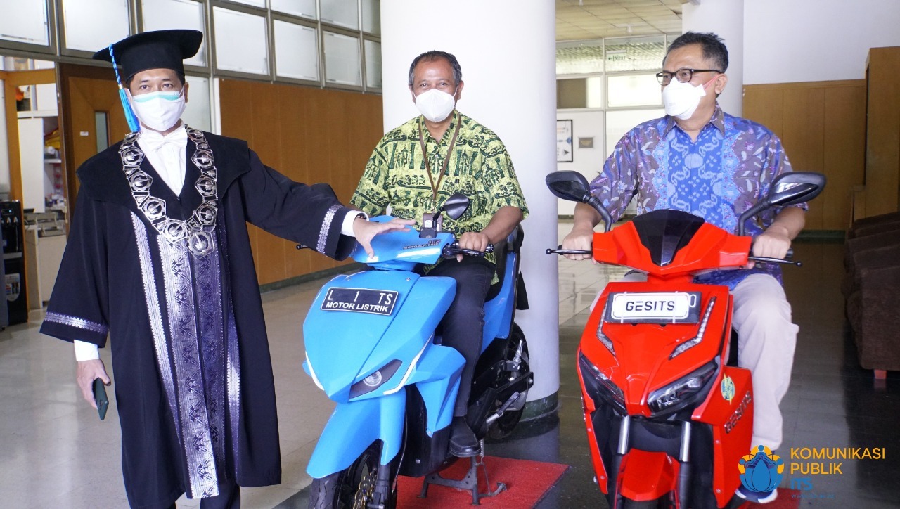 Wakil Rektor IV ITS Bambang Pramujati ST MSc Eng PhD (bertoga) menunjukkan dua motor listrik GESITS karya ITS