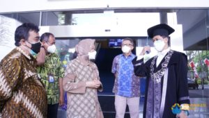 Menteri Sosial RI Dr (HC) Ir Tri Rismaharini MT didampingi tim perancang kapal dari ITS saat berbincang dengan Wakil Rektor IV ITS Bambang Pramujati ST MSc Eng PhD di Gedung Rektorat ITS