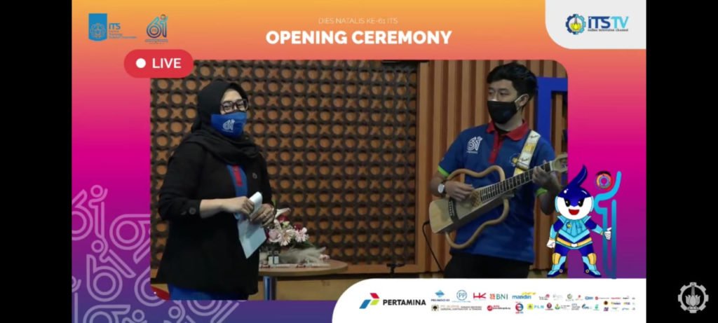 Dosen Departemen Kimia ITS Sri Fatmawati SSi MSc PhD sebagai host dalam sesi lelang karya inovasi ITS