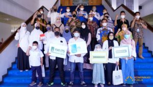 Foto bersama pengurus Yayasan Manarul Ilmi (YMI) ITS, jajaran pimpinan ITS, serta para penerima bantuan beasiswa