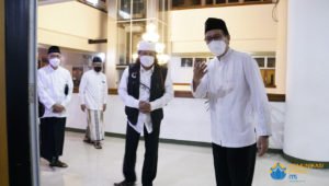 Emha Ainun Najib (berompi) disambut Rektor ITS Prof Dr Ir Mochamad Ashari MEng (kanan) saat singgah ke Rektorat ITS sebelum dimulai acara kajian