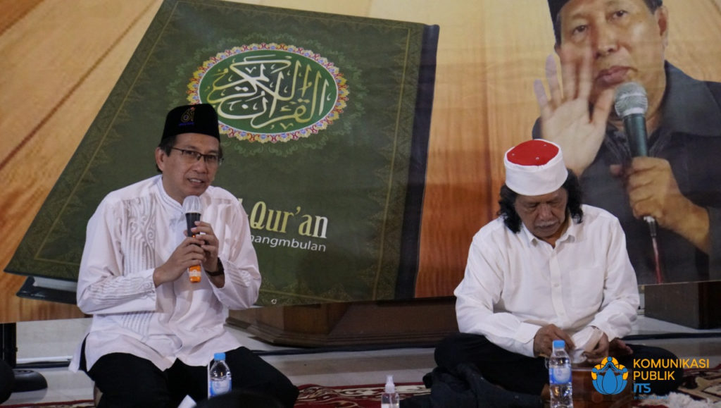 Rektor ITS Prof Dr Ir Mochamad Ashari MEng (kiri) bersama Emha Ainun Najib (Cak Nun) ketika memberikan sambutan dalam Kajian Mushaf Tadabbur Maiyah di Masjid Manarul Ilmi ITS