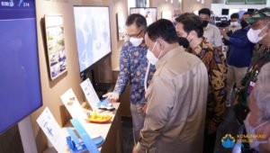 Menteri Pertahanan RI Letjen TNI (Purn) Prabowo Subianto yang tertarik melihat berbagai inovasi karya ITS yang dipamerkan