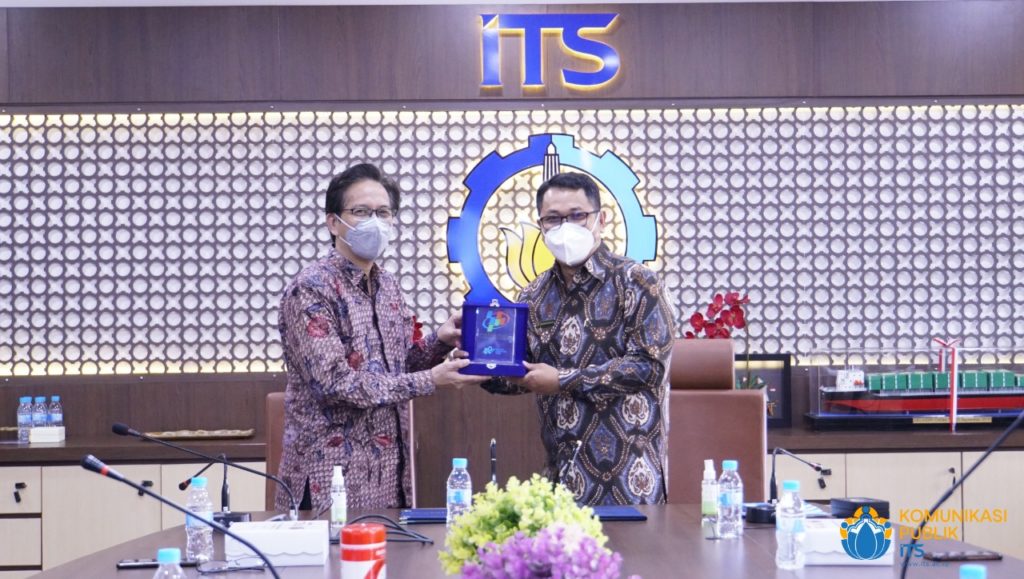 Penyerahan cinderamata oleh Kepala BPS Jawa Timur Drs Dadang Hardiwan SSi MSi (kanan) kepada Rektor ITS Prof Dr Ir Mochamad Ashari MEng